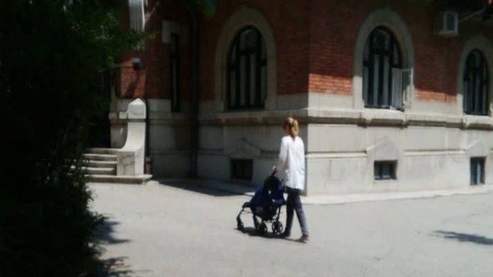 Alina Gorghiu îşi plimbă fiul în curtea sediului partidului (foto-romaniatv)