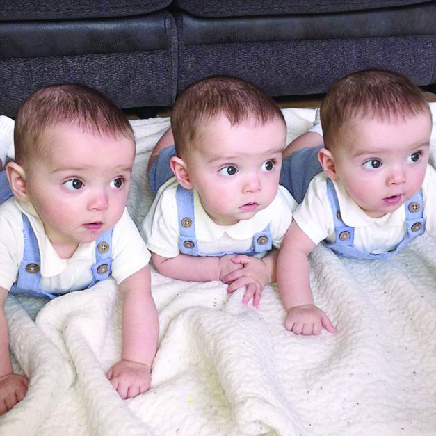 Cei trei tripleţi din Marea Britanie i-au şocat pe medici, după ce s-au născut identici