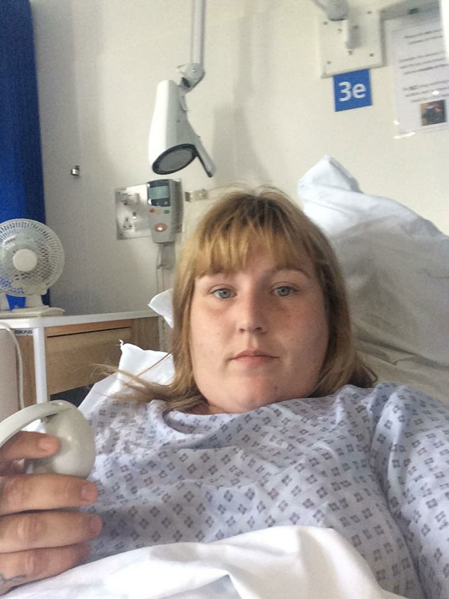 Mary s-a internat în spital în momentul în care nu a mai putut face faţă durerilor abdominale
(sursă foto: The Sun)