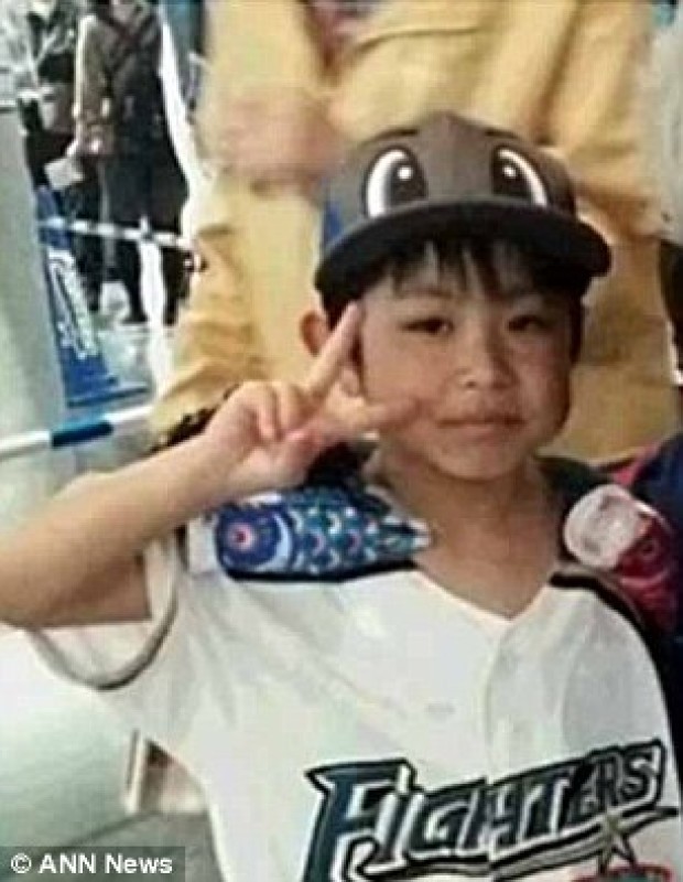 Băieţelul a fost lăsat de părinţii săi singur în pădure.