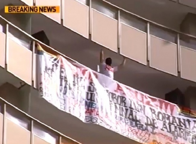 Un bărbat ameninţă că se aruncă de pe Hotelul Intercontinental.