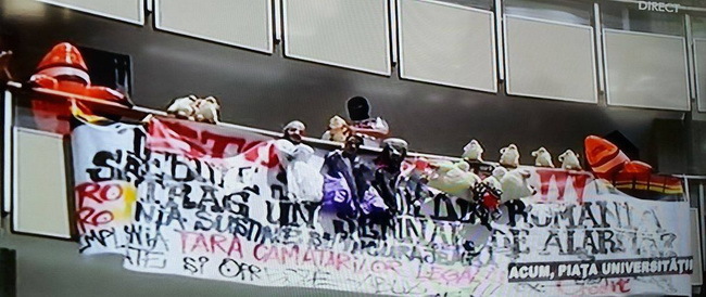 Bărbatul avea o cagulă pe cap şi a aşezat lângă el câteva păpuşi.