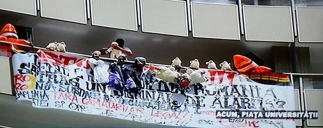 Bărbatul avea o cagulă pe cap şi a aşezat lângă el câteva păpuşi.