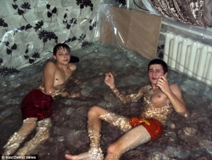 Adolescenţii ruşi au transformat sufrageria într-o piscină.