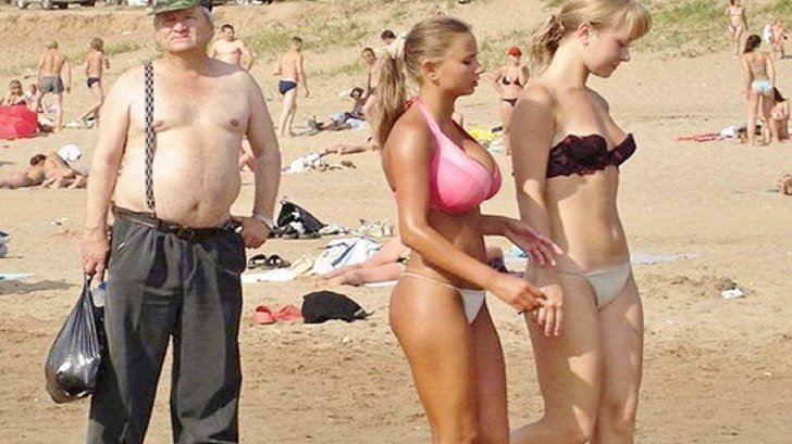 Două eleve au mers să petreacă la mare înainte de BAC.