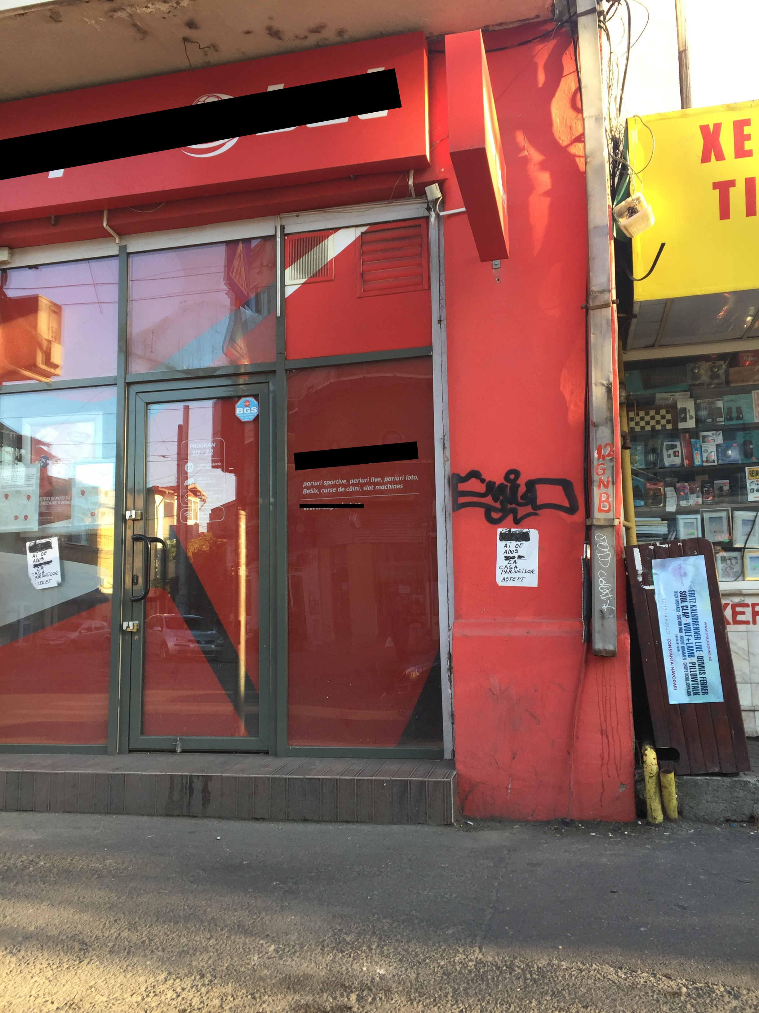 Acesta este mesajul care a apărut în această dimineaţă lipit pe-o casă de pariuri din Galaţi