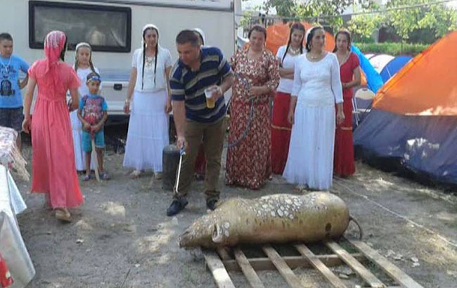 Au tăiat un porc pe plajă.