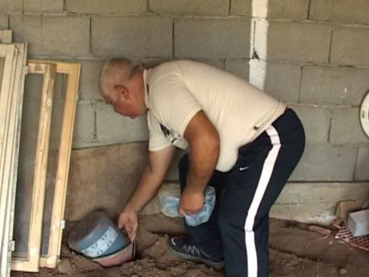 Barbatul avea banii ascunşi într-un borcan