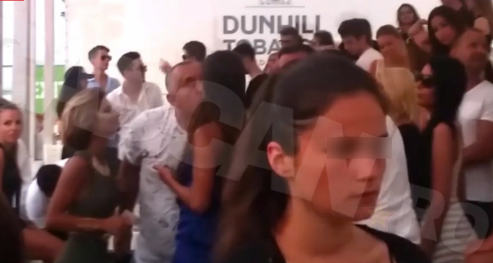 Răzvan Alexe a sărutat cu japca o bunăciune.