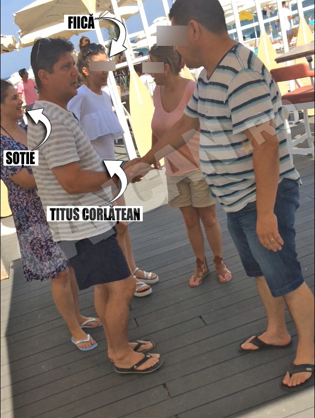 Politicianul îşi salută amicul, după care se retrage alături de soţie şi de fiică