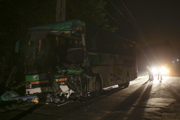 În urma accidentului dintre cele două autobuze, 14 persoane au fost rănite.