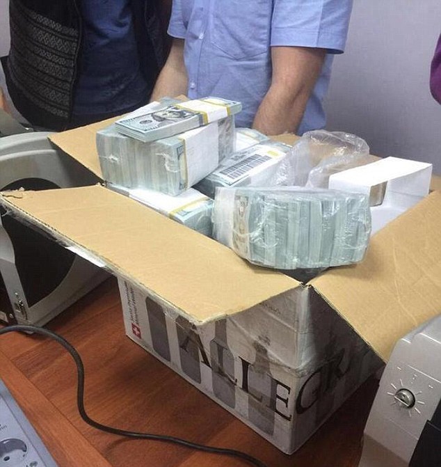 Poliţia a găsit atât de mulţi bani, încât s-a oprit din percheziţii pentru a căuta cutii.