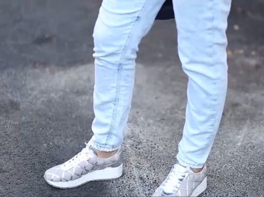 Aceasta este ţinuta unui elev de la Liceul ”Jean Monnet”.