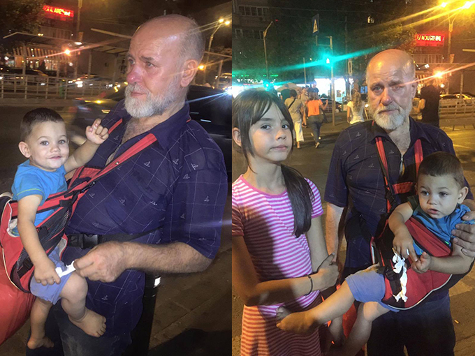 Acest bunic are grijă de cei doi nepoţi ai săi.