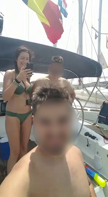 Unul dintre tineri a filmat-o cu telefonul mobil pe fosta soţie a lui Cristi Boureanu în timp ce se distra alături de ”puiuţi”