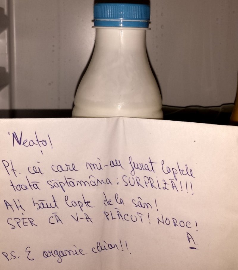 Acesta este biletul pe care l-a lipit angajatul pe sticla cu lapte.