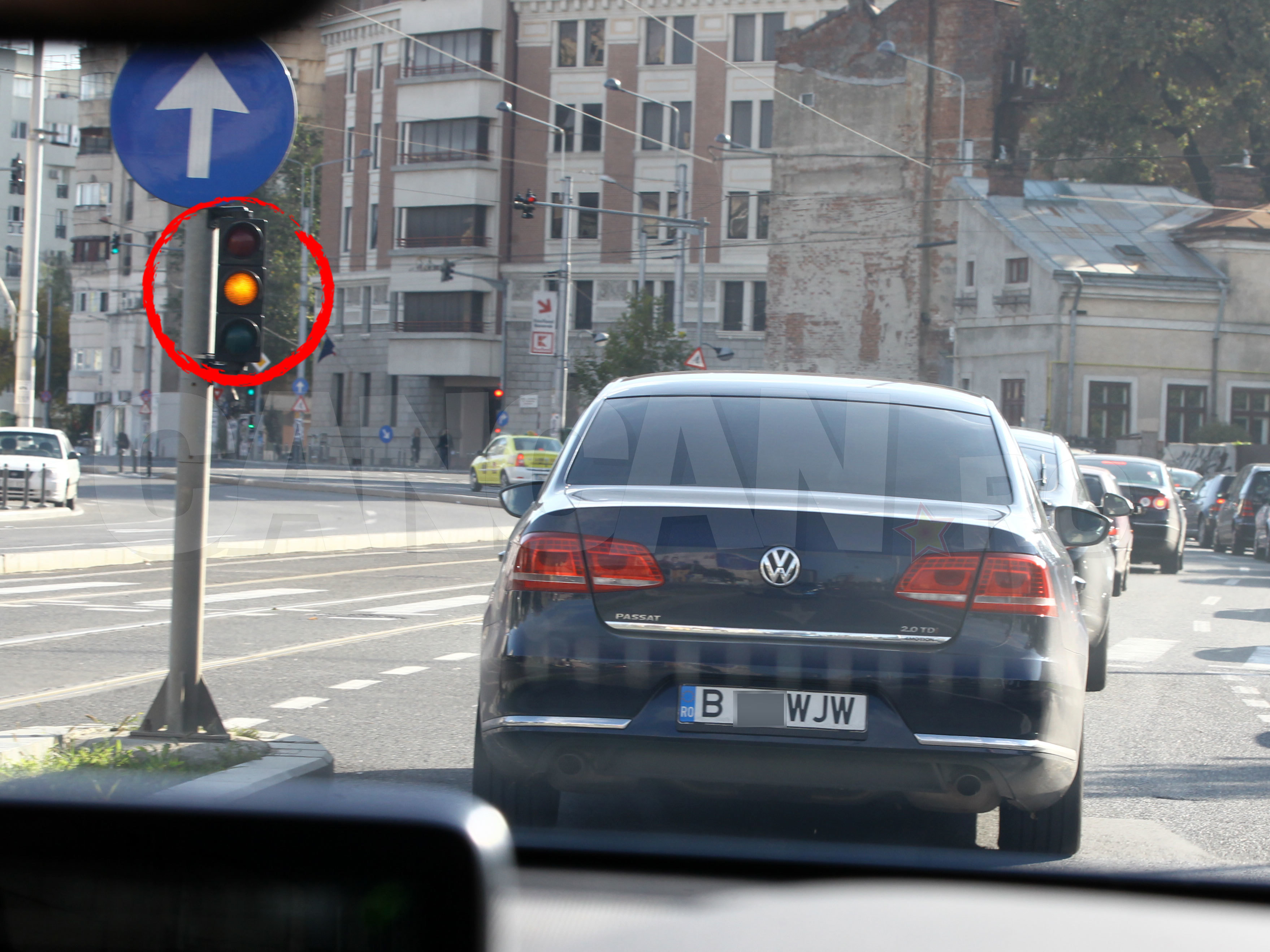 Maşina a intrat în intersecţie pe culoarea galbenă