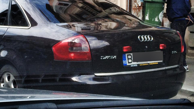 Posesorul unui Audi a ataşat pe maşina sigla Daciei.