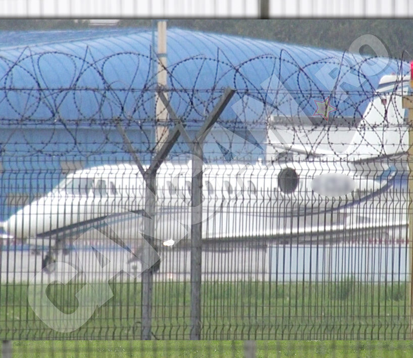 Avionul particular îşi aşteaptă miliardarul parcat frumos pe pista Aeroportului Băneasa.