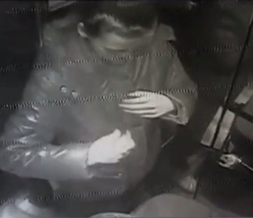 Camerele de supraveghere o surprind pe femeie în timp ce scoate spray-ul lacrimogen din geacă