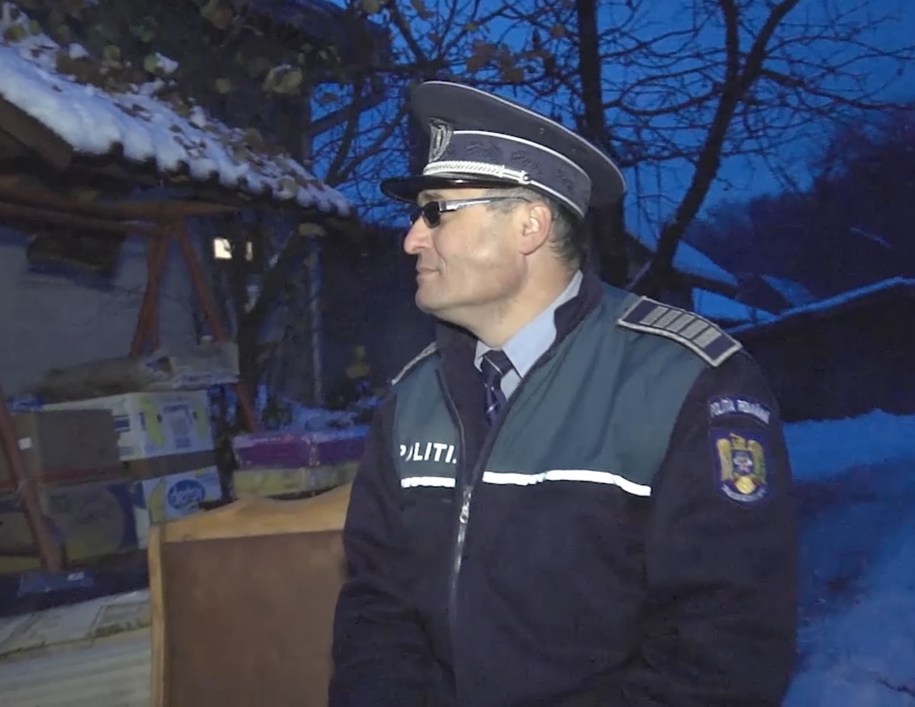 Poliţistul a ajuns cu mobila în stradă, aşteptând ajutor din partea MAI. Sursă FOTO: Monitorul de Suceava.