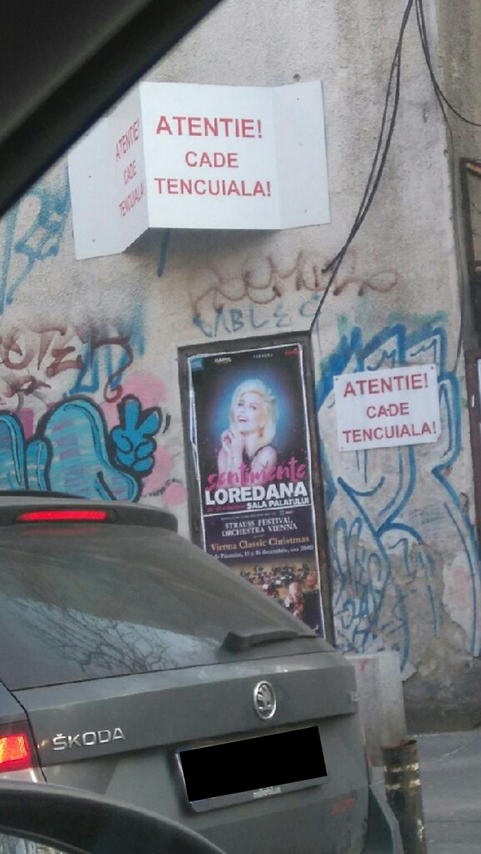 Acest afiş a fost lipit într-o zonă cam... riscantă