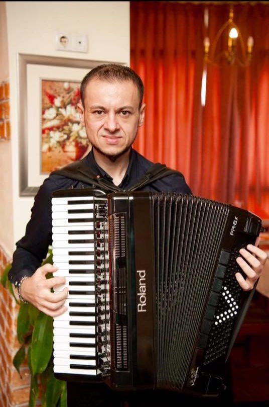 Celebrul lăutar a reuşit în cele din urmă să recupereze acordeonul extrem de valoros, după o investigaţie parcă ruptă din filme.