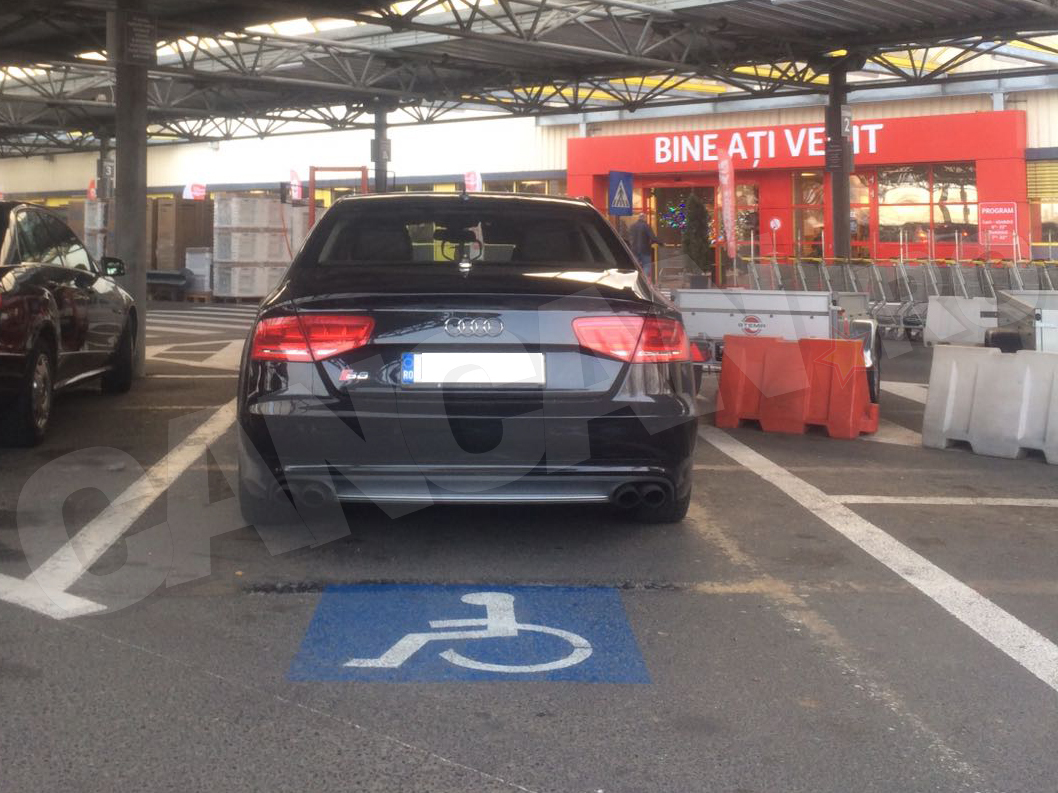 Cristian Boureanu şi-a lăsat maşina pe un loc special pentru persoanele cu hadicap