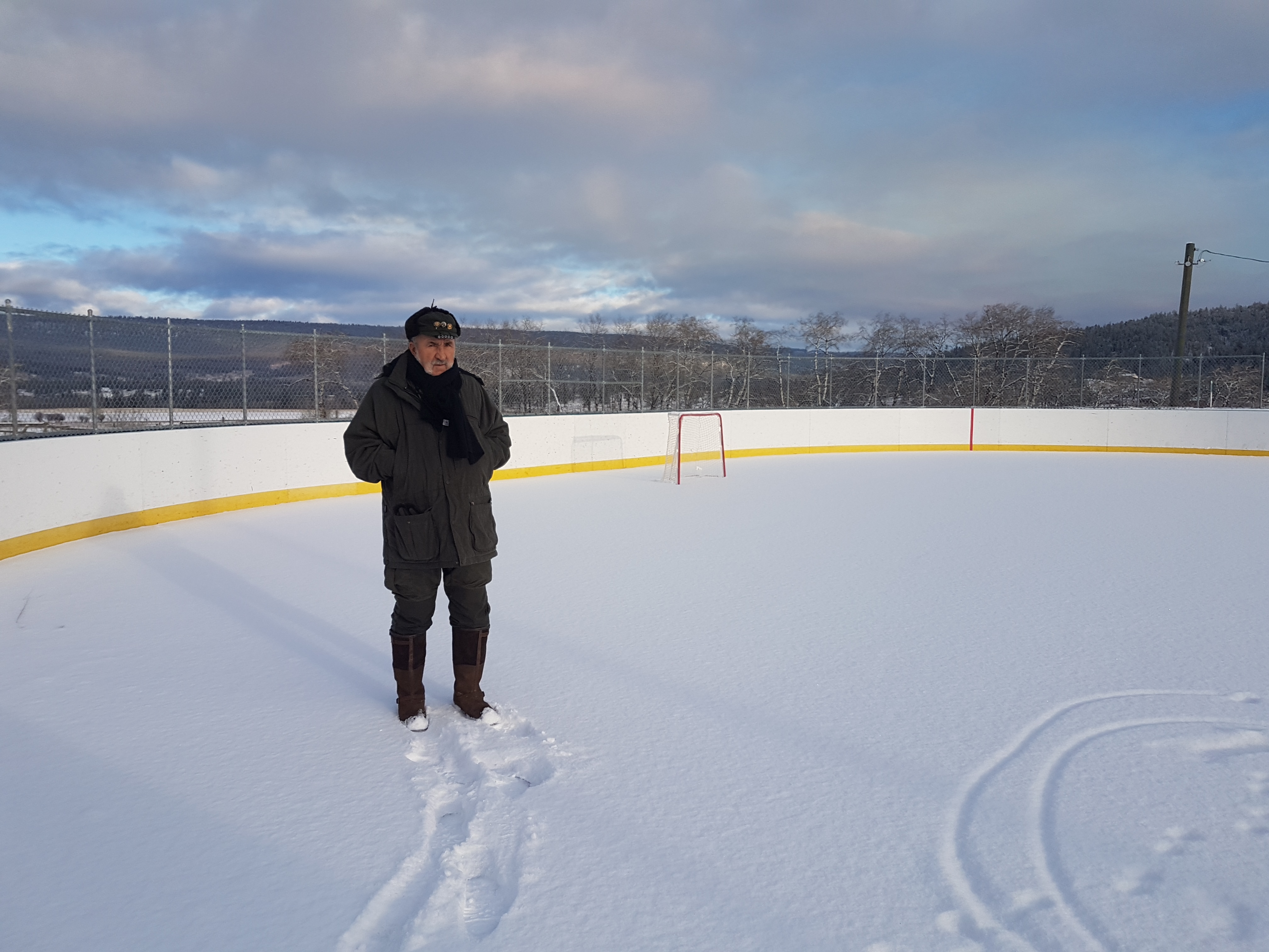 Ion Ţiriac a vizitat patinoarul micii comunităţi Yunesit'in din Canada înainte de inaugurarea patinoarului pe care l-a construit, Arena Telekom