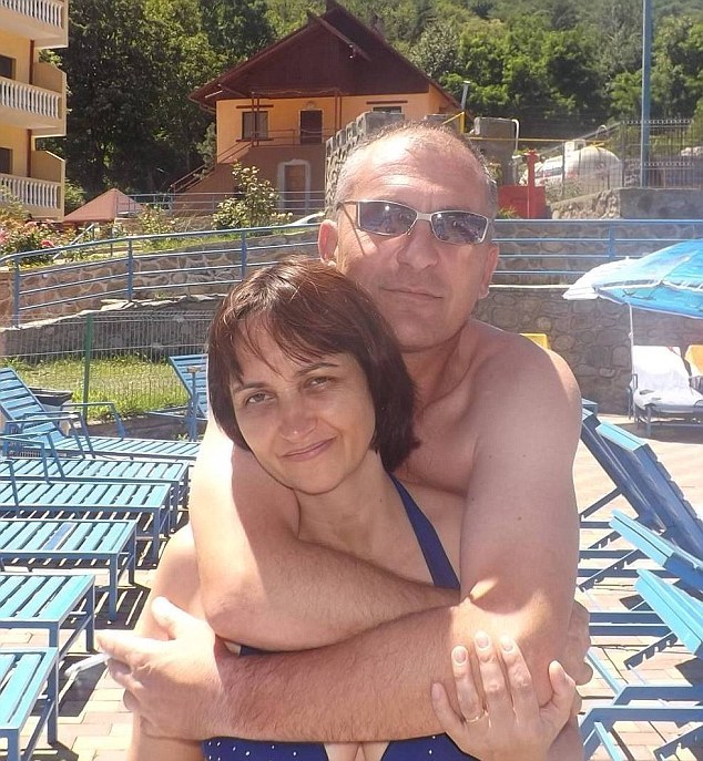 Părinţii fetei sunt şocaţi de ideea tinerei şi o ameninţă că o reneagă dacă va merge până la capăt