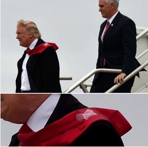 Donald Trump, preşedintele SUA, are cravata lipită cu scotch. În spatele lui se află vicepreşedintele american Mike Pence