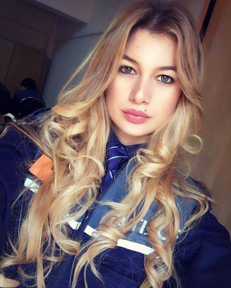 Marian Godină a lăudat-o pe tânăra poliţistă pentru frumuseţe, dar nu a susţinut această metodă de promovare a Poliţiei Române