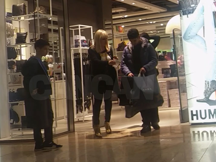 Elena Udrea a ieşit încărcată de cadouri din magazin