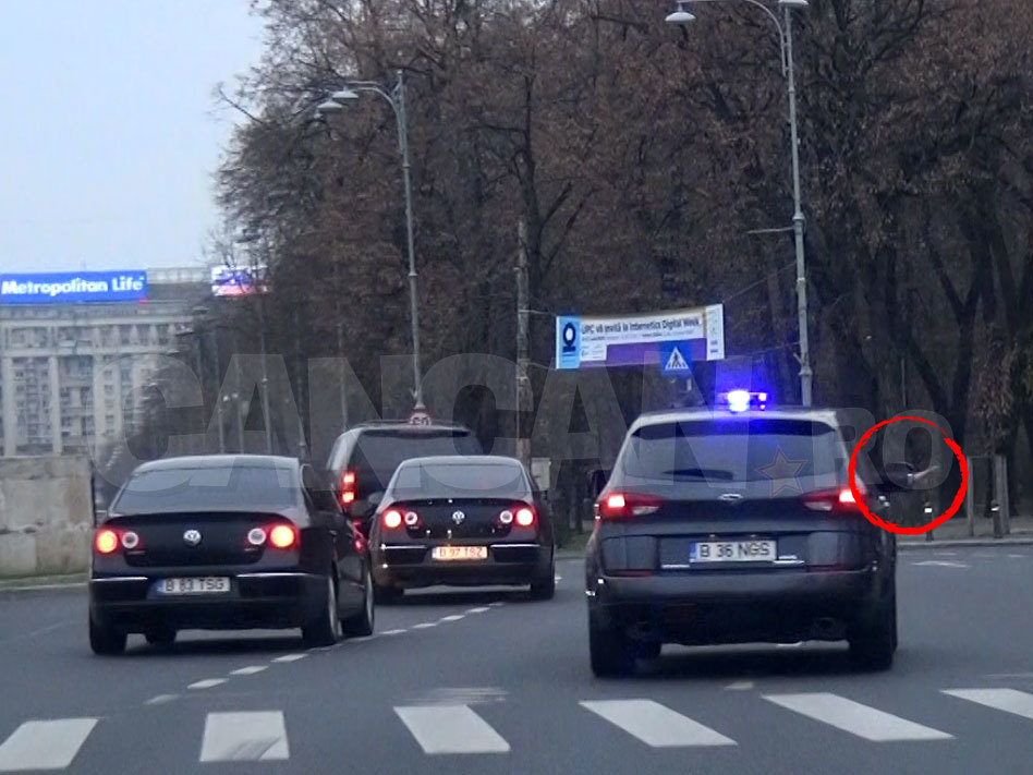 Pasagerul din dreapta balansează şi un baston reflectorizant, semnalându-le conducătorilor auto să-i facă loc