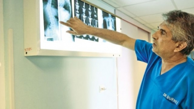 Ortopedul a făcut experimente pe copii folosind oase de vacă, pe post de proteze