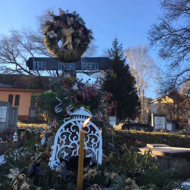 Oamenii au împodobit mormântul lui Gyuri Pascu.

Foto: wowbiz.ro