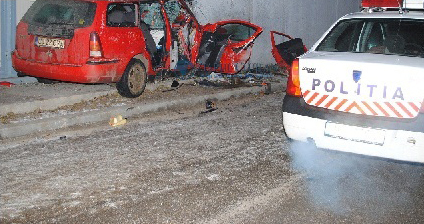 Bărbatul s-a sinucis intrând într-o ţeavă de gaz şi un zid după ce şi-a accidentat soţia