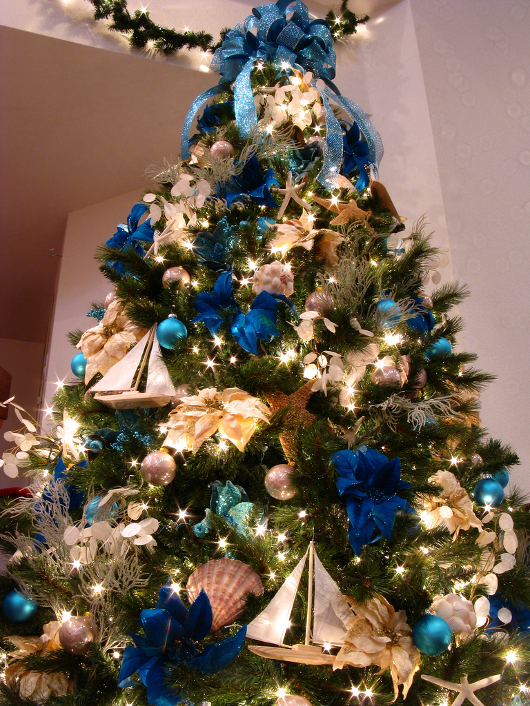 Dacă îţi e dor de vară şi de mare, poţi să îţi împodobeşti pomul de Crăciun cu diverse decoraţiuni marine