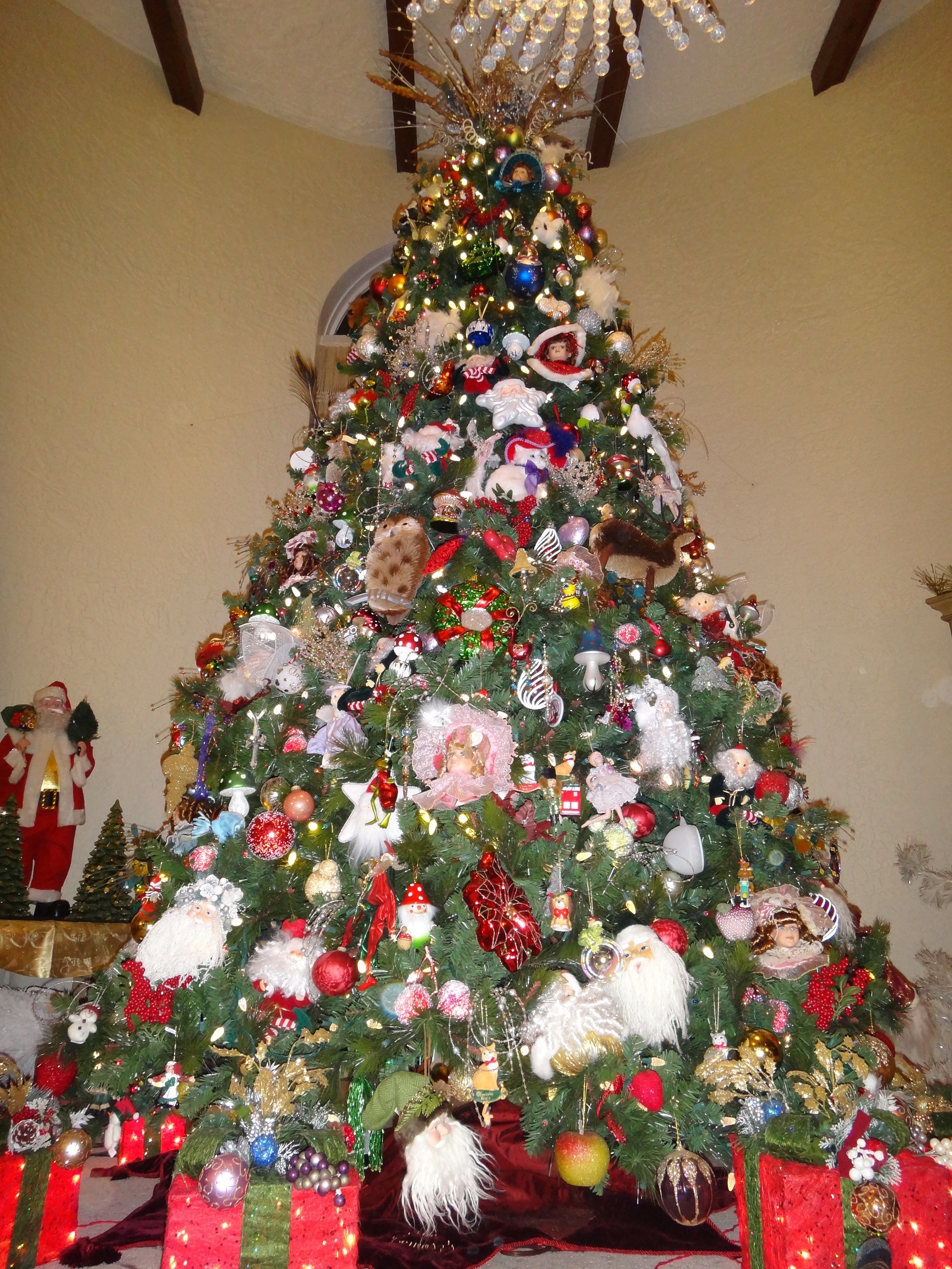 Polonezii îşi leagă ornamentele în pom cu paie, în semn de recunoştinţă