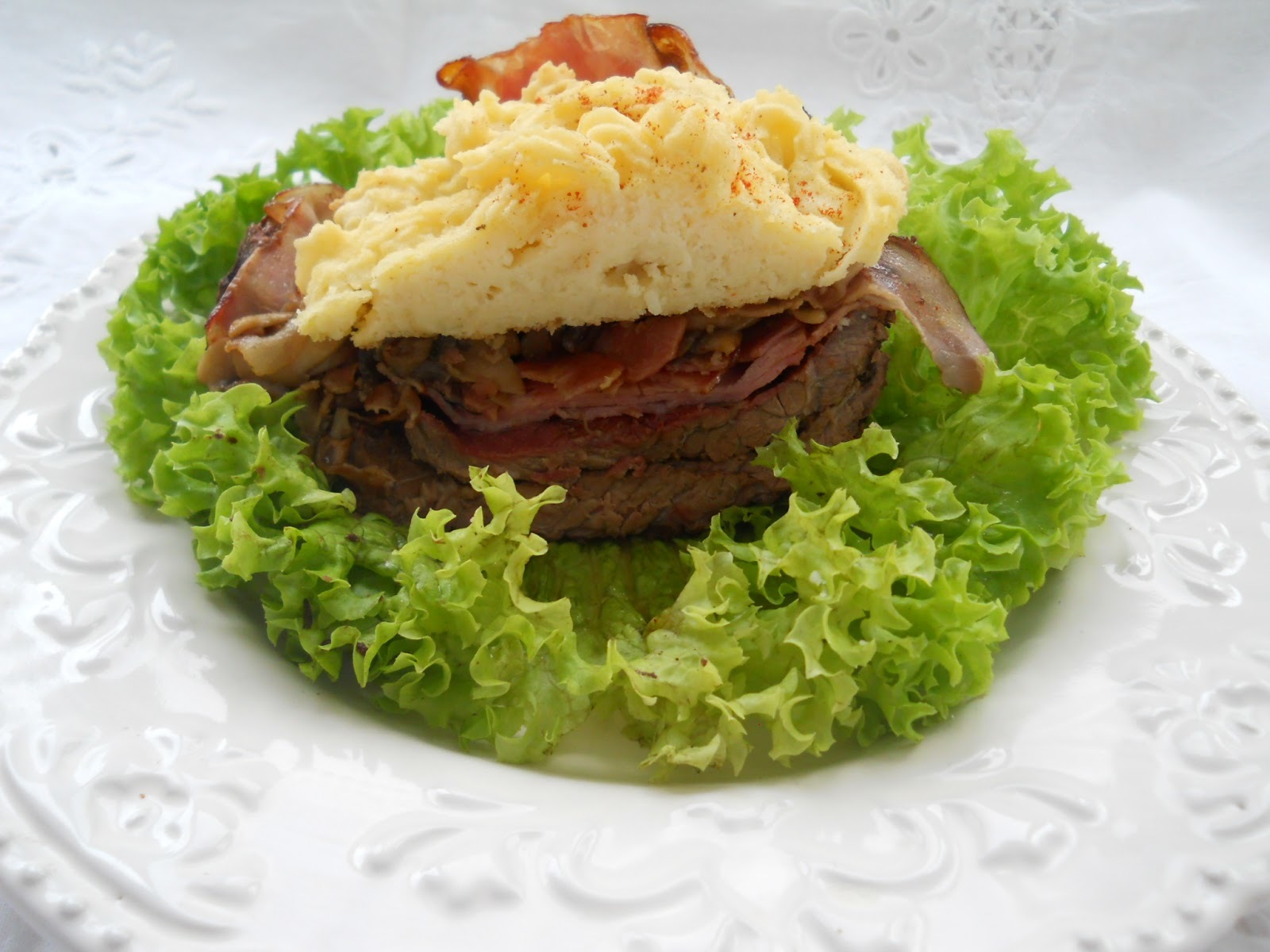 Coşul de Sărbători e un preparat nu tocmai greu de făcut pentru a-l avea pe masa de Revelion