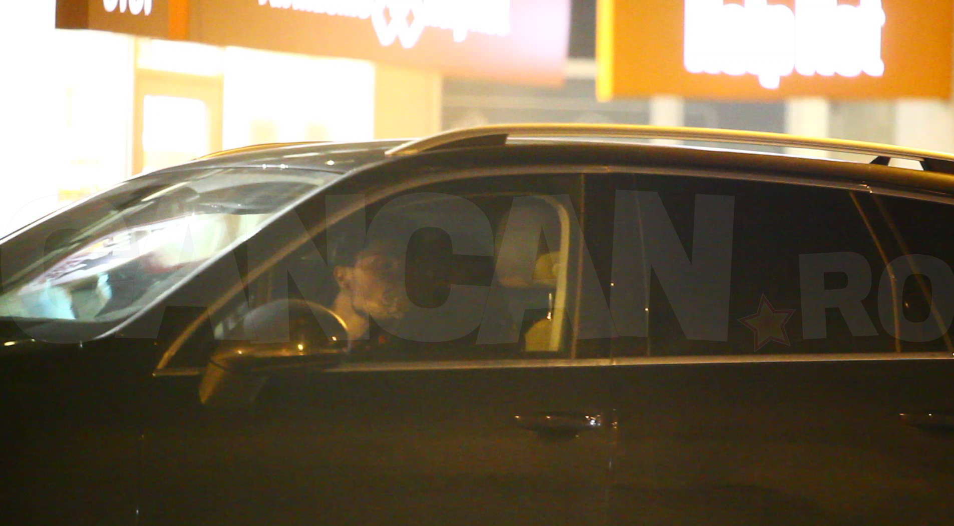 Cristina Spătar se săruta, în maşina personală, cu Tibi Vărzaru