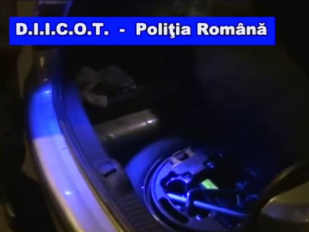 Drogurile erau ascunse în roata de rezervă a maşinii