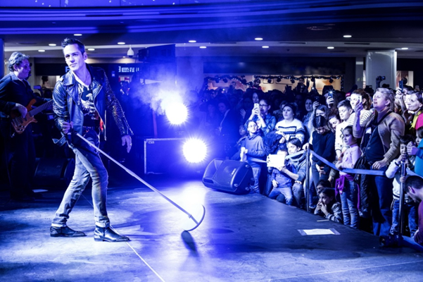 Ştefan Bănică o face lată în doua concerte: la Bucuresti, apoi la Timisoara.