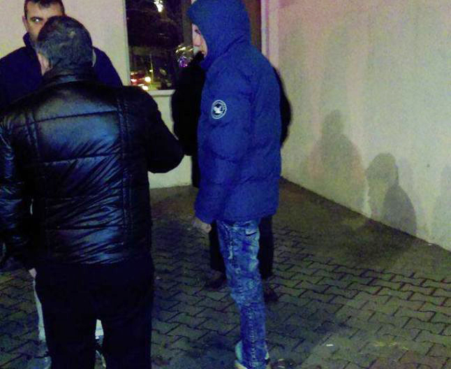 Şoferul care a provocat tragedia (cel care poartă o geacă albastră) are doar 19 ani şi era începător