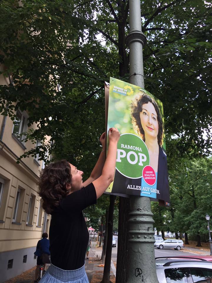 Ramona Pop nu se dă în lături de la a lipi afişe pentru Partidul Verzilor cu toate că este un politician consacrat