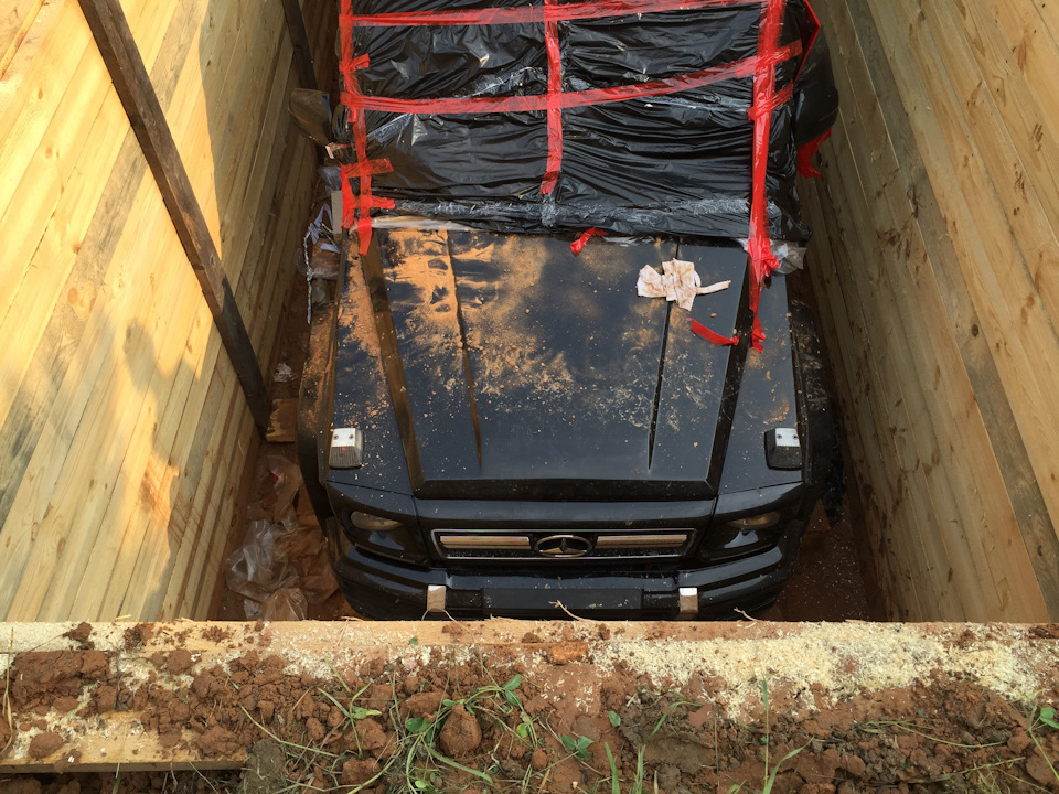 Pe toată durata experimentului artistic, curioşii au putut intra în maşina îngropată prin trapa superioară.