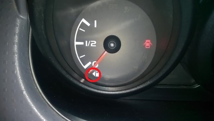 În acest caz, rezervorul se află pe partea stângă.