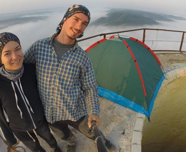 Flaviu Cernescu şi Dina Zaur, selfie în vârful coşului.
