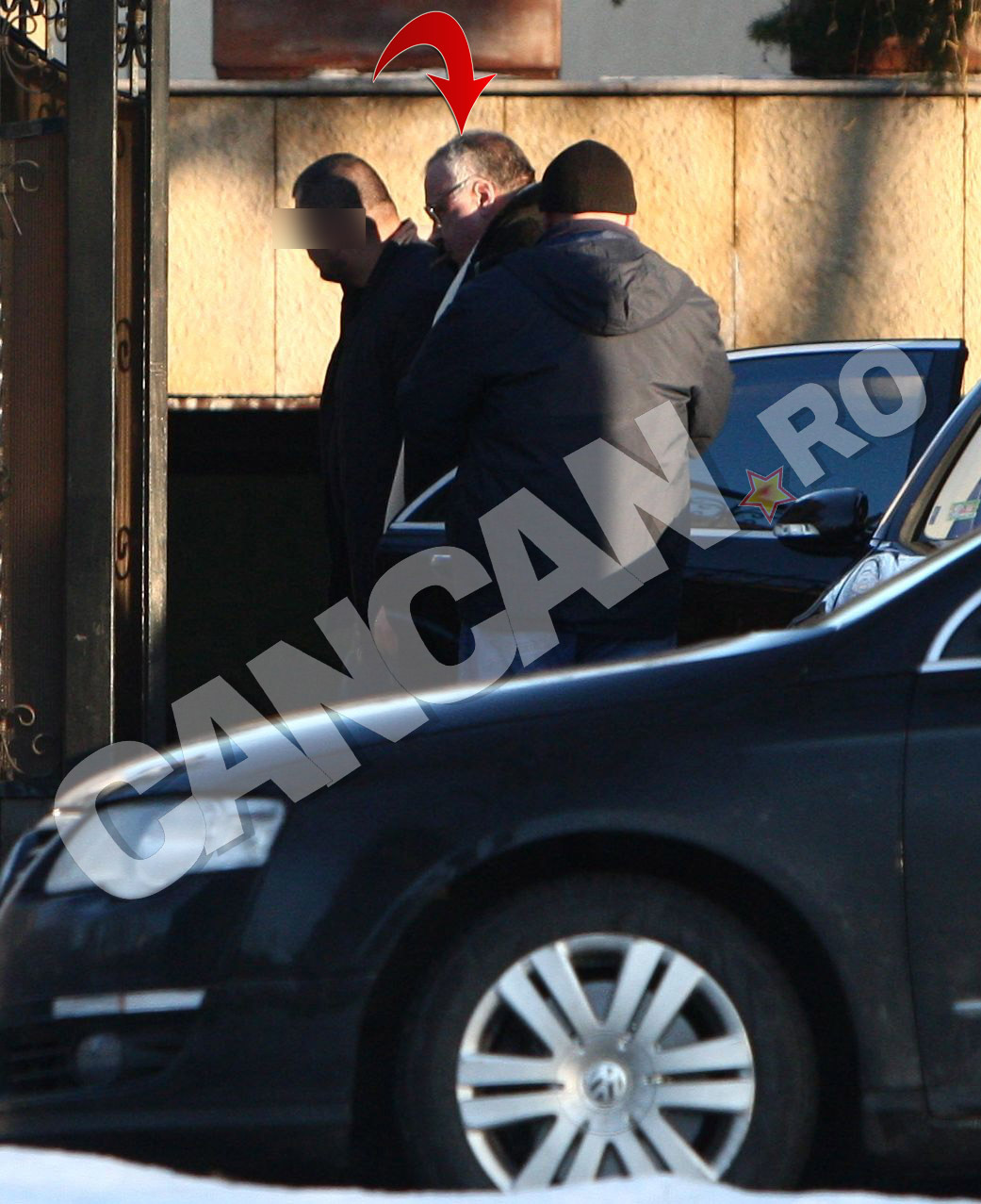 Încă de dinainte de a fi încarcerat, milionarul Dan Adamescu nu se mai putea deplasa nici măcar câţiva paşi fără ajutorul bodyguarzilor.