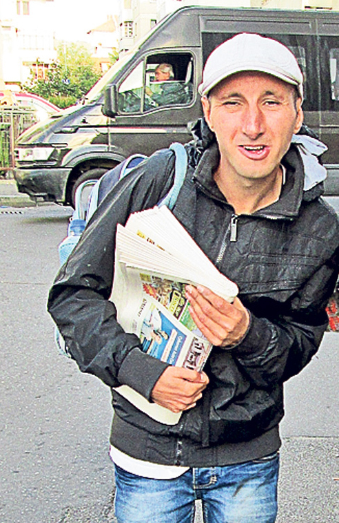 Ciprian Apostoaie este vânzător de ziare.